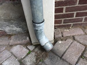 Unclogging a rain pipe in Almere