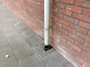 Fixing a clogged rain pipe in Rotterdam