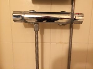 repairing-a-thermostat-in-the-shower-diemen