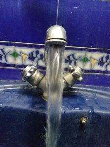 replace an old faucet in hoorn