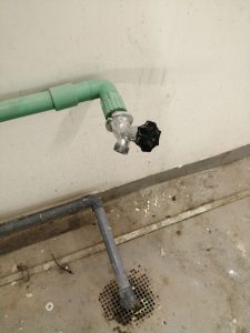 unclogging a drain pipe in ijmuiden