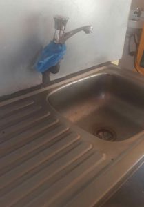 unclogging a kitchen sink in the bijlmer
