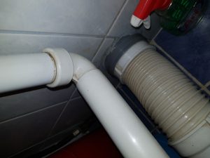 unclogging a toilet drain in hoorn