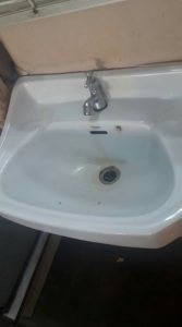 unclogging a washing basin drain in leidschendam